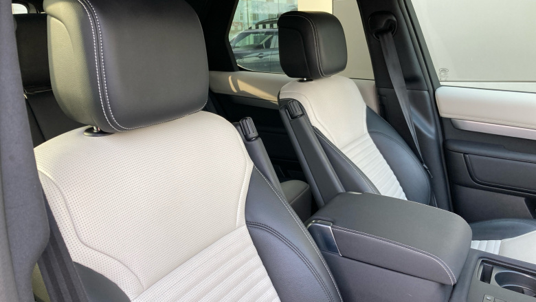 Land Rover Discovery 3.0 D300 Dynamic SE 5dr Auto Diesel Station Wagon